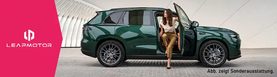 Der Leapmotor C10, ein modernes Elektroauto, von der Seite betrachtet, während eine Frau aussteigt